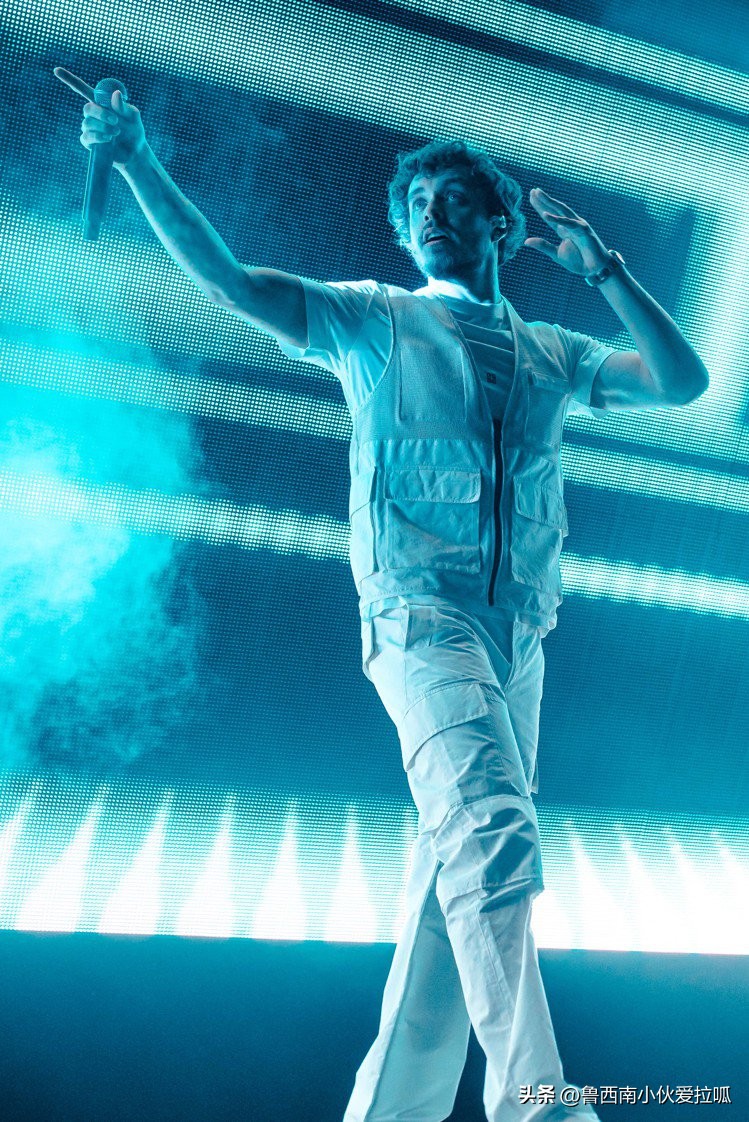 音乐青春无敌!JISOO百折小短裙、艾蜜莉亚火辣全透视