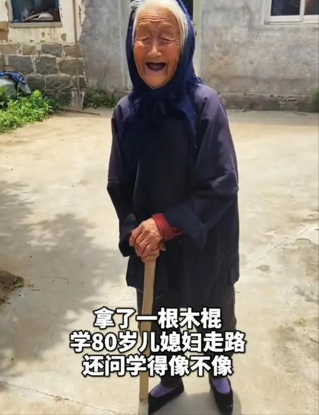 70岁儿子给100岁妈妈送拐杖,七旬老人送102岁母亲拐杖