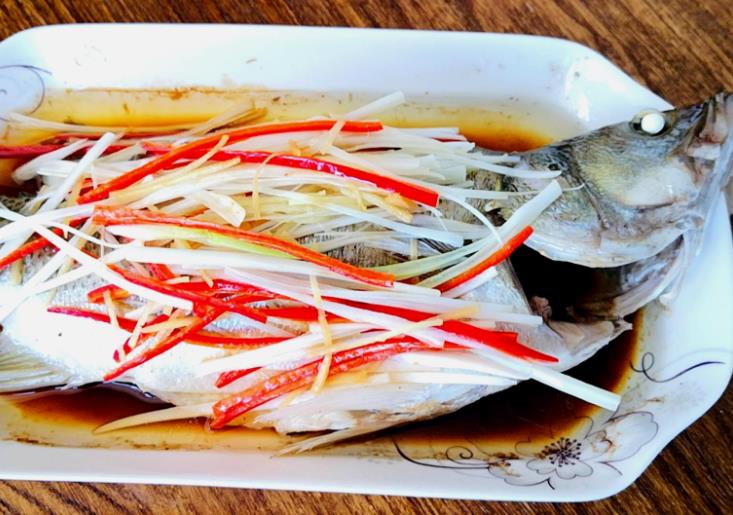 广东蒸鱼先淋酱油还是淋油,蒸鱼的做法是淋酱油先还是淋油先