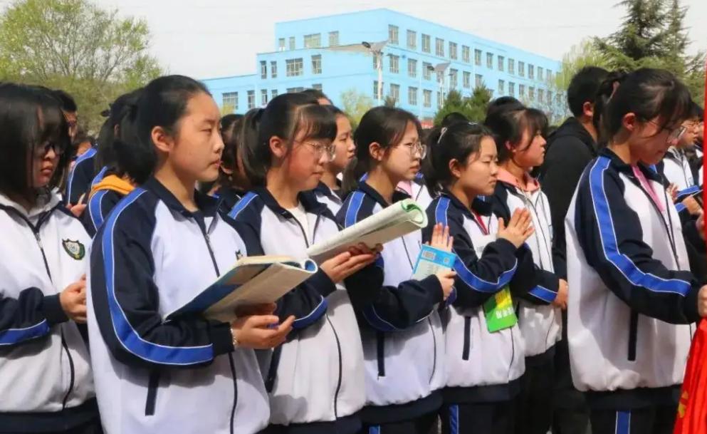 前脚洗,后脚丢!学生丢800元一双袜子终暴雷,高中生炫富炫在脚上