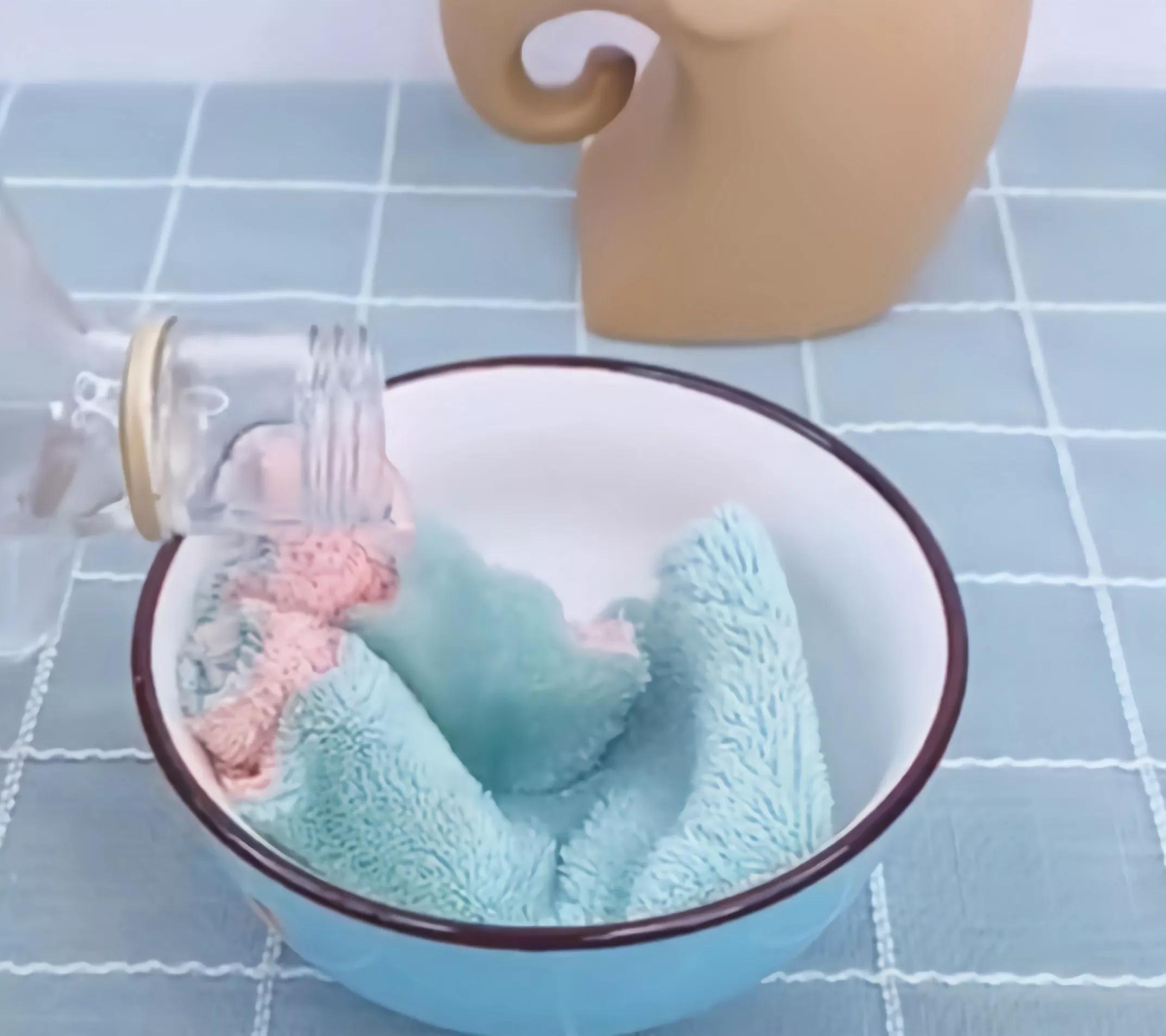 滴露消毒液把白色衣服染色怎么办,白色衣服和黑色一起染色了怎么办