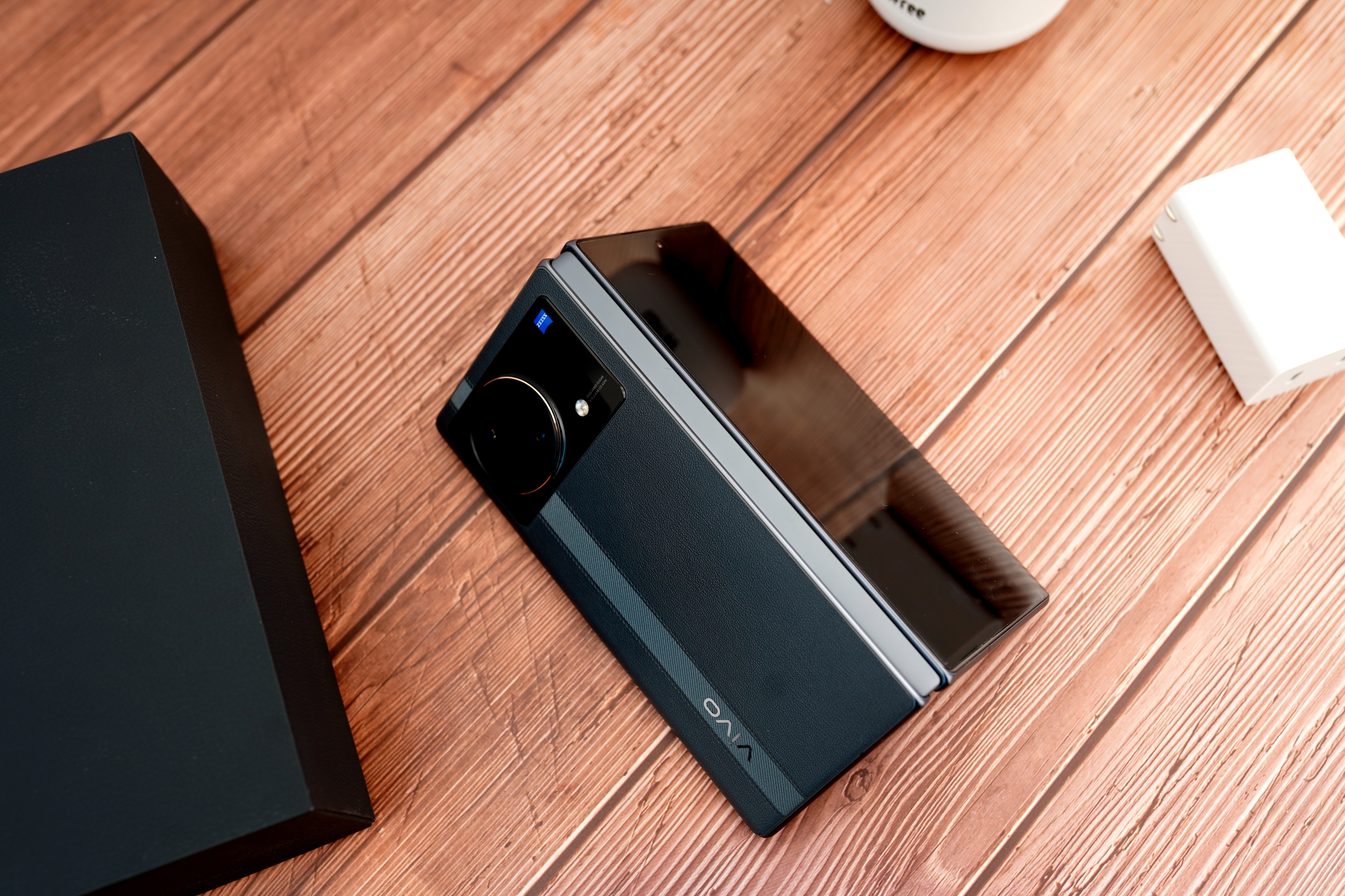 vivoXFold民间评测：8999起售，发布最晚折叠屏，能超越友商吗？