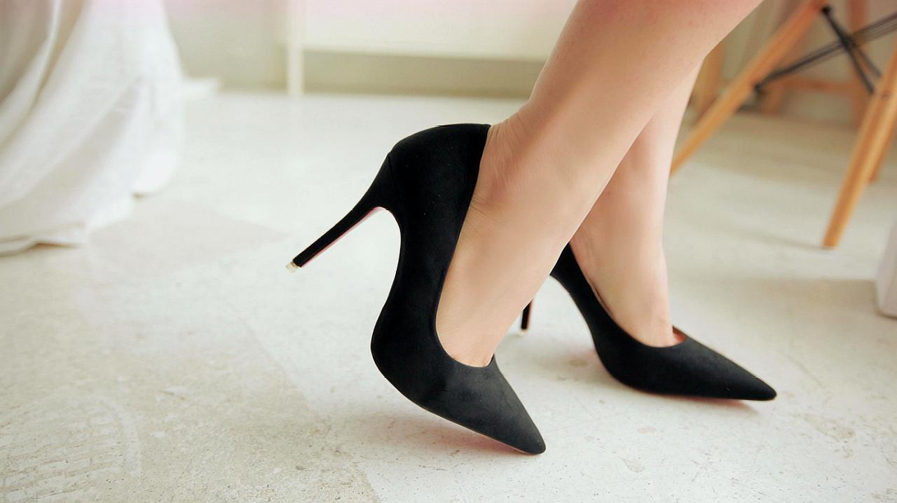 90后00后女孩，为何集体脱掉高跟鞋？“鞋王”们的日子不好过了