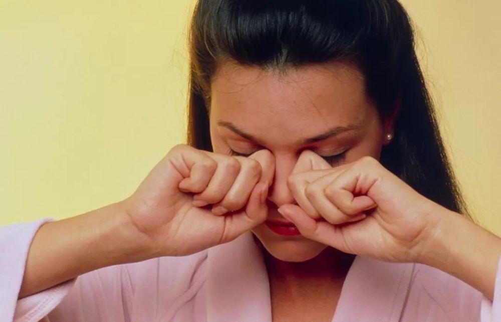 女士右眼皮老是跳什么原因,中年女人右眼皮跳什么原因