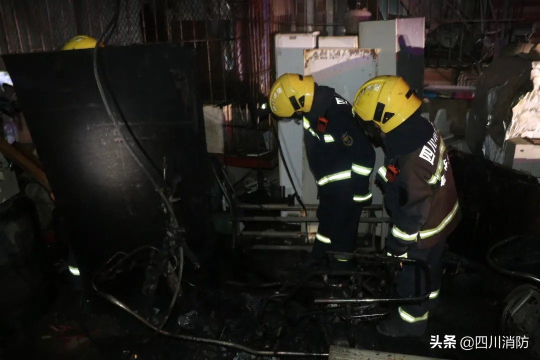 最新电动车在楼上充电引起火灾,凌晨电动车充电引发大火