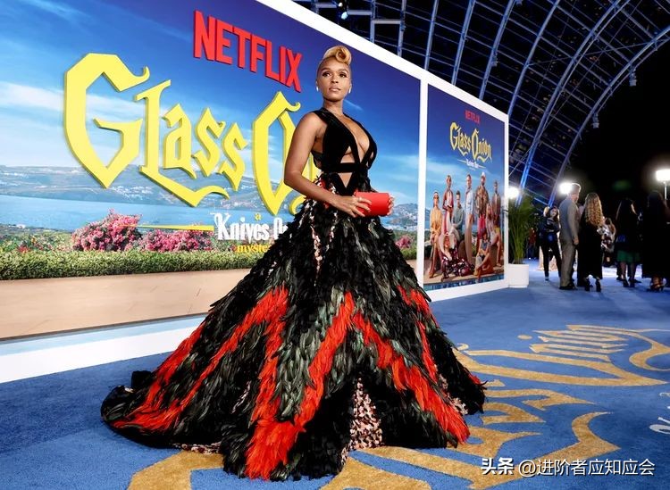 欧美明星时尚街拍2019年7月30日,欧美老年时尚博主穿羽绒服街拍