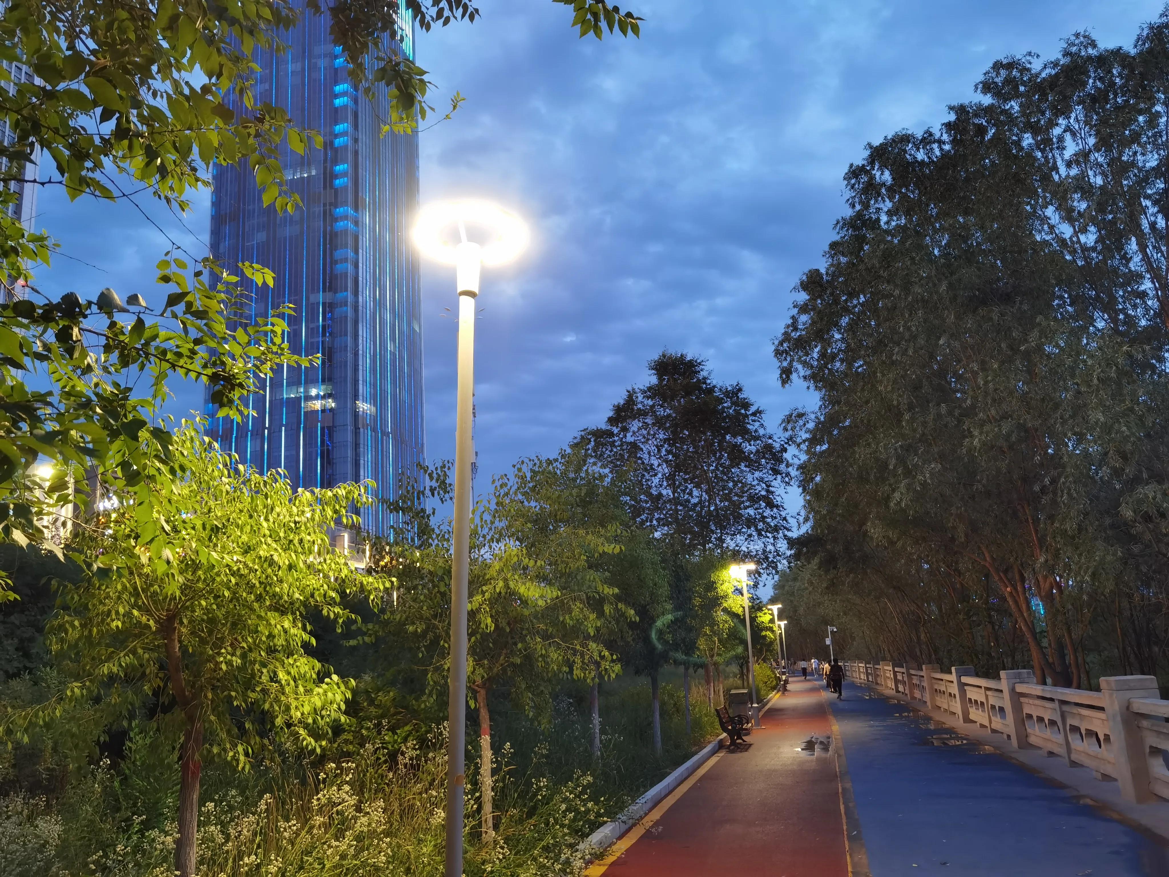 七一开怀赋锦章，锤镰飞彩映朝阳