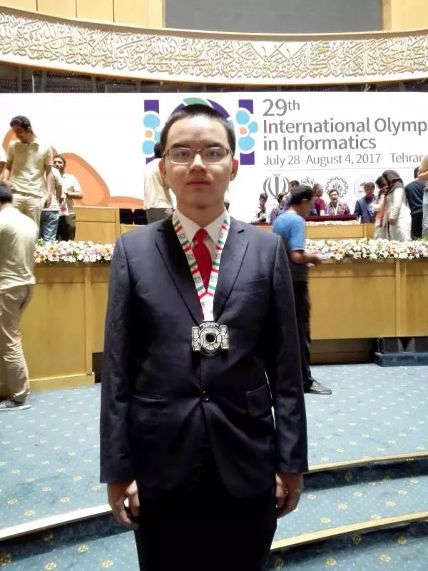 他从疯狂玩耍，到爱上编程，登上国际奖台，成为“姚班”种子选手