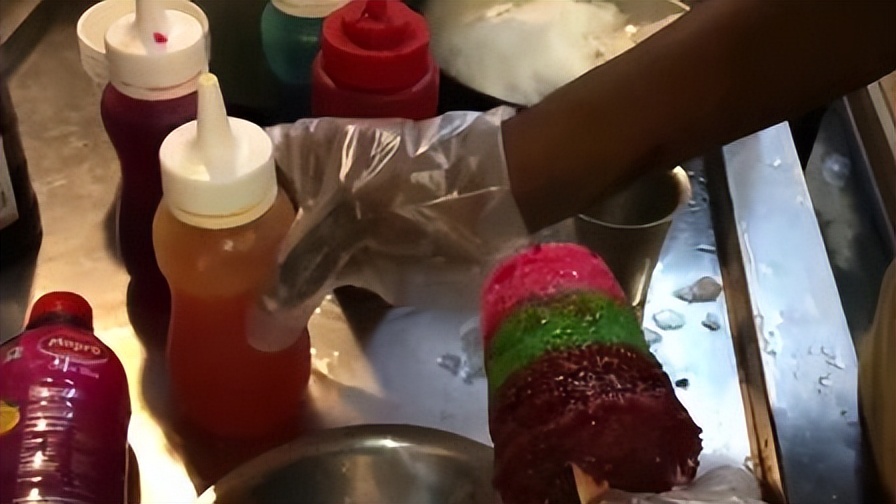 游客去印度旅行，街头买了根冰棒，导游：你是不是不想活了？