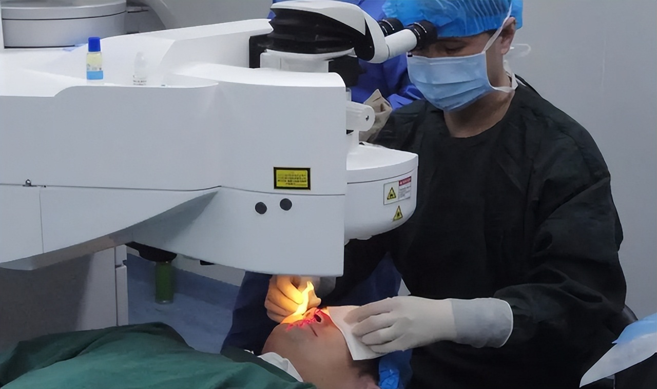 用激光手术治疗近视的人现在如何,激光手术治近视眼后又近视