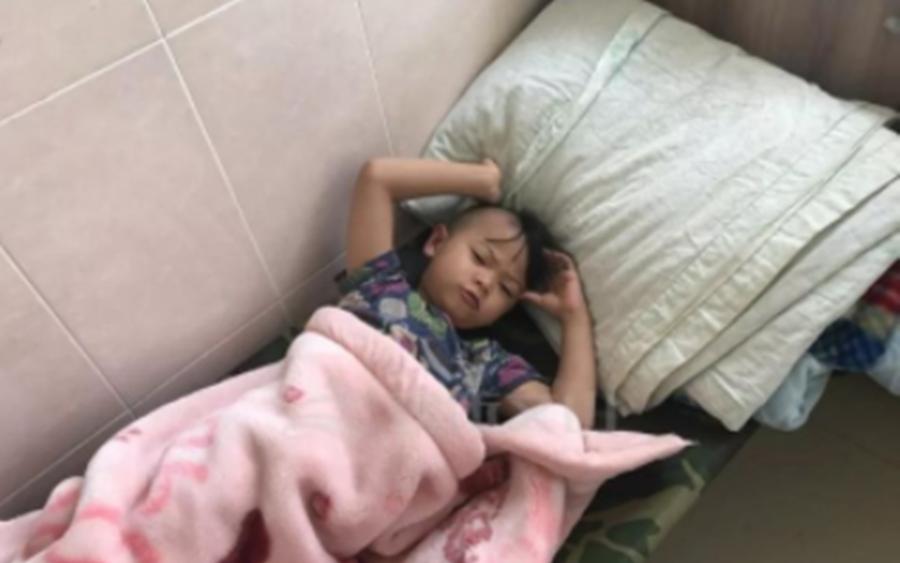 5岁男孩照顾瘫痪爸爸如今怎样了,爸爸3年前成植物人