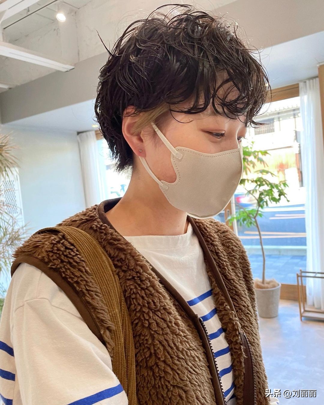 短发想留长发暂时烫什么发型好看,现在烫头发流行什么样的短发型