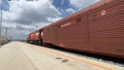 宝马车去机场,坐火车坐宝马