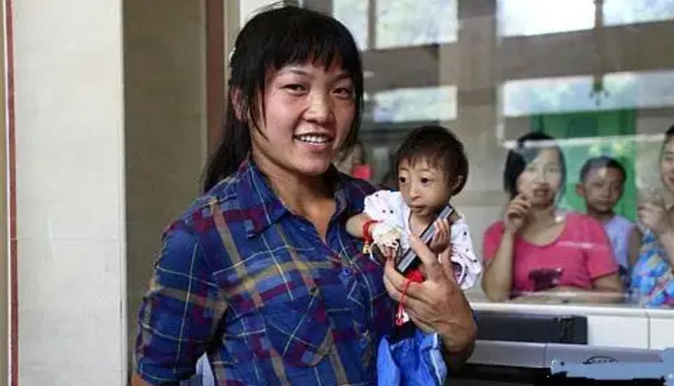 2009年，湖南妈妈生下2斤重特殊女儿，叫出租车被拒载：坐不下