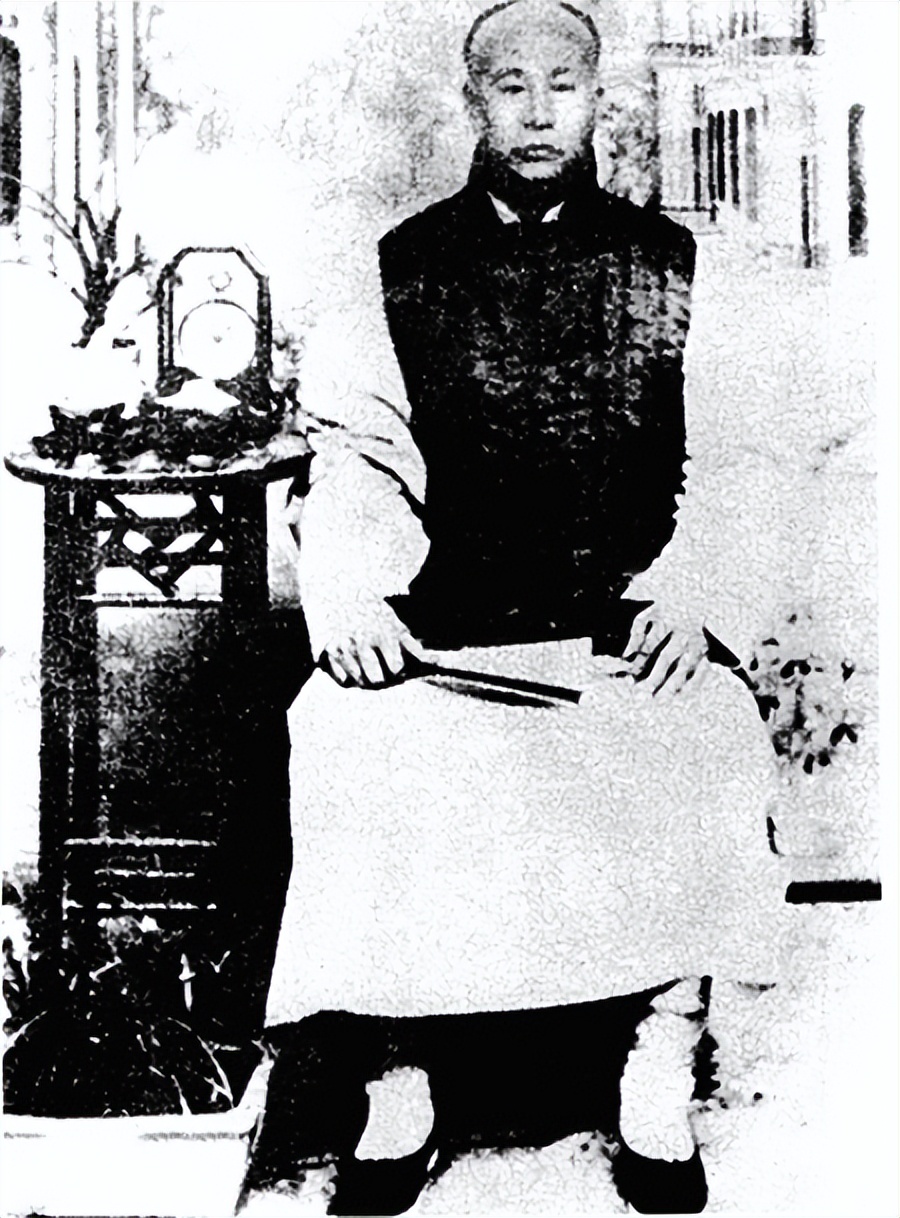 1989年，专家清理霍元甲尸骨时，意外发现霍元甲的真正死因