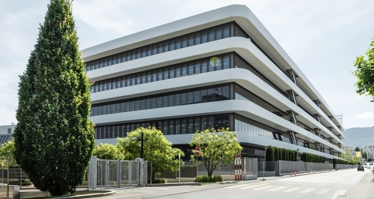 百达翡丽会甩掉经销商，自己开店吗？