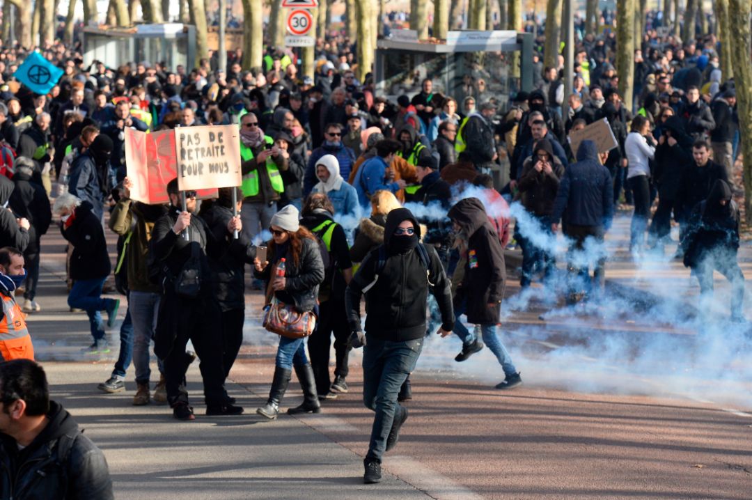 法国是如何对待抗议人群的？警察拳打脚踢，瓦斯警棍毒气弹全用上