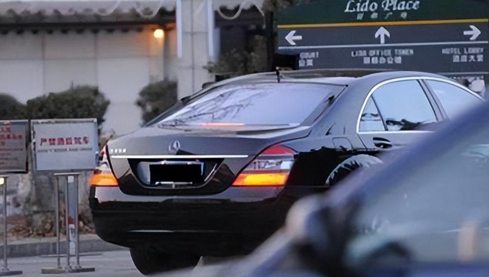 公然挑衅刀郎，机场怒踹粉丝，歌坛“一姐”那英究竟凭啥这么狂？