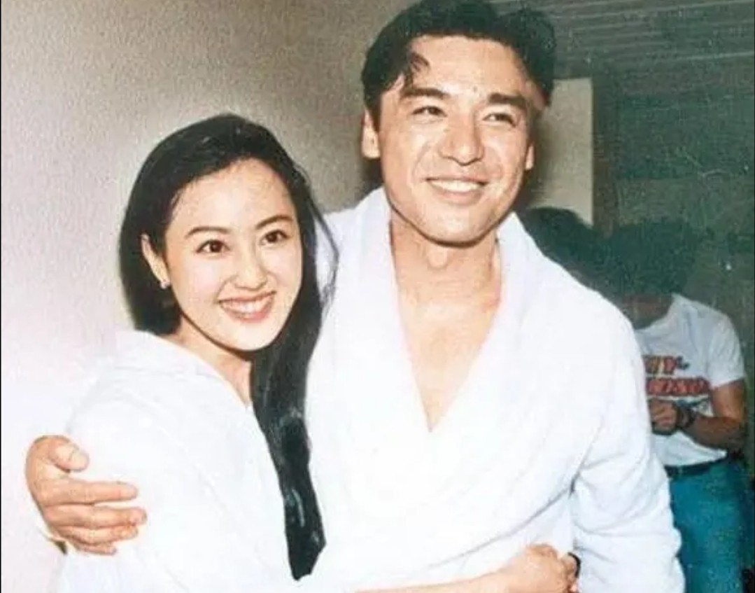 香港第一败家女，败光2个亿万富翁，为还2.5亿债款41岁做“*星艳**”