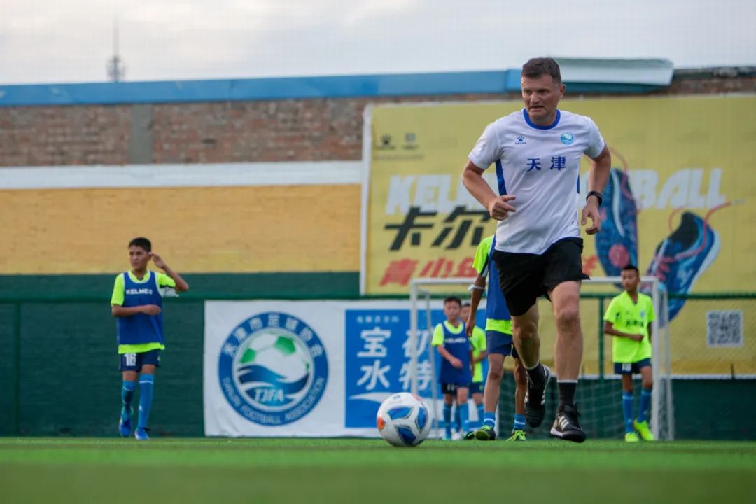 “十城带百县”助力乡村振兴|*疆新**和田足球小巴郎感受天津足协外教训练指导现场观战津超赛事