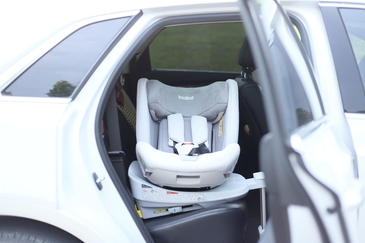 二胎两个孩子如何装安全座椅,怎样挑选儿童汽车安全座椅呢