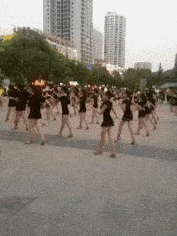 神回复：老鼠贴粘到的，吃了不会犯法吧？网友：自首，争取死缓