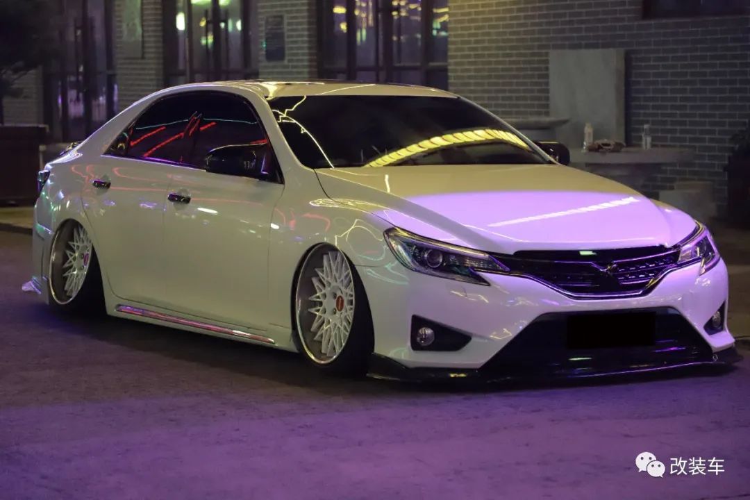 被打断腿的丰田锐志大后超，只要改得帅阿珍跑不掉