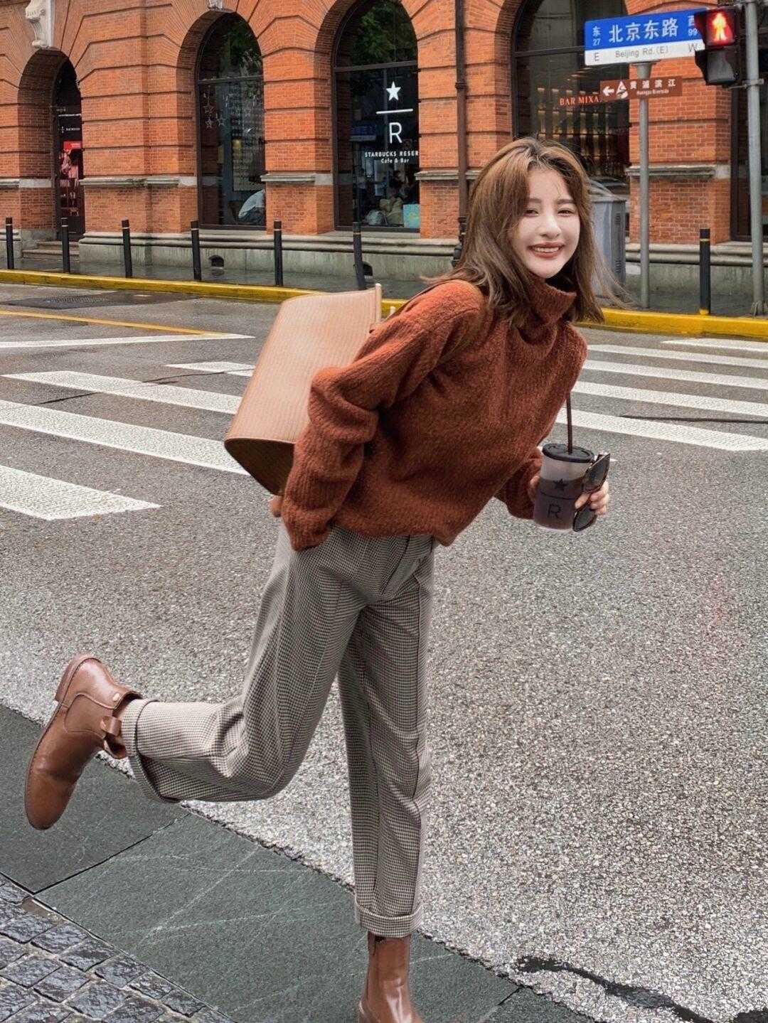 冬天搭配大衣的中长款毛衣,最高级的搭配大衣毛衣你会搭吗