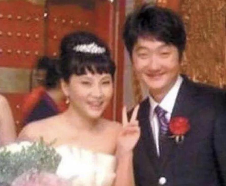 五位长得丑却娶了白天鹅的男星,5位长得丑却娶了白天鹅的男星