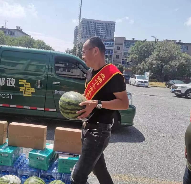 庆“八一”拥军拥警送清凉（慰问奋战在“百日行动”的一线通警察