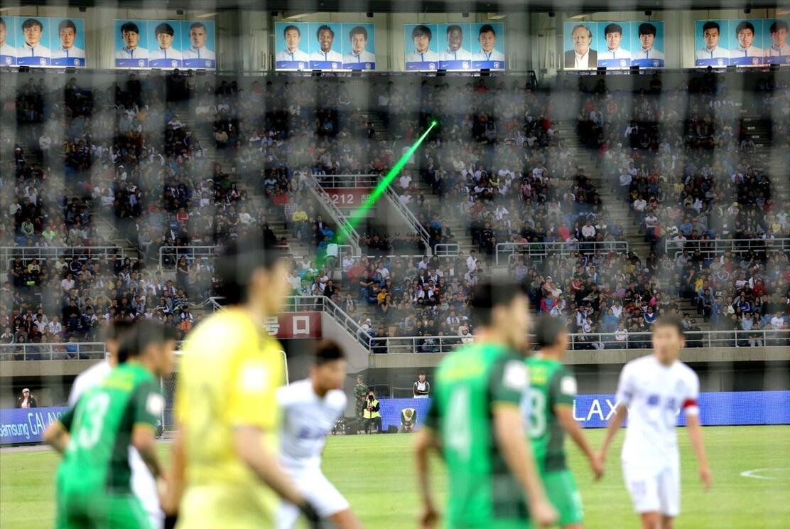 激光笔恶意照射的处罚,激光笔干扰门将