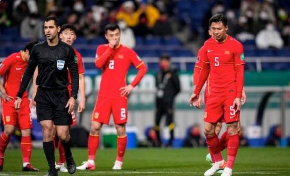 国际足联该出手了！国足遭2大严重误判，《足球报》记者炮轰裁判