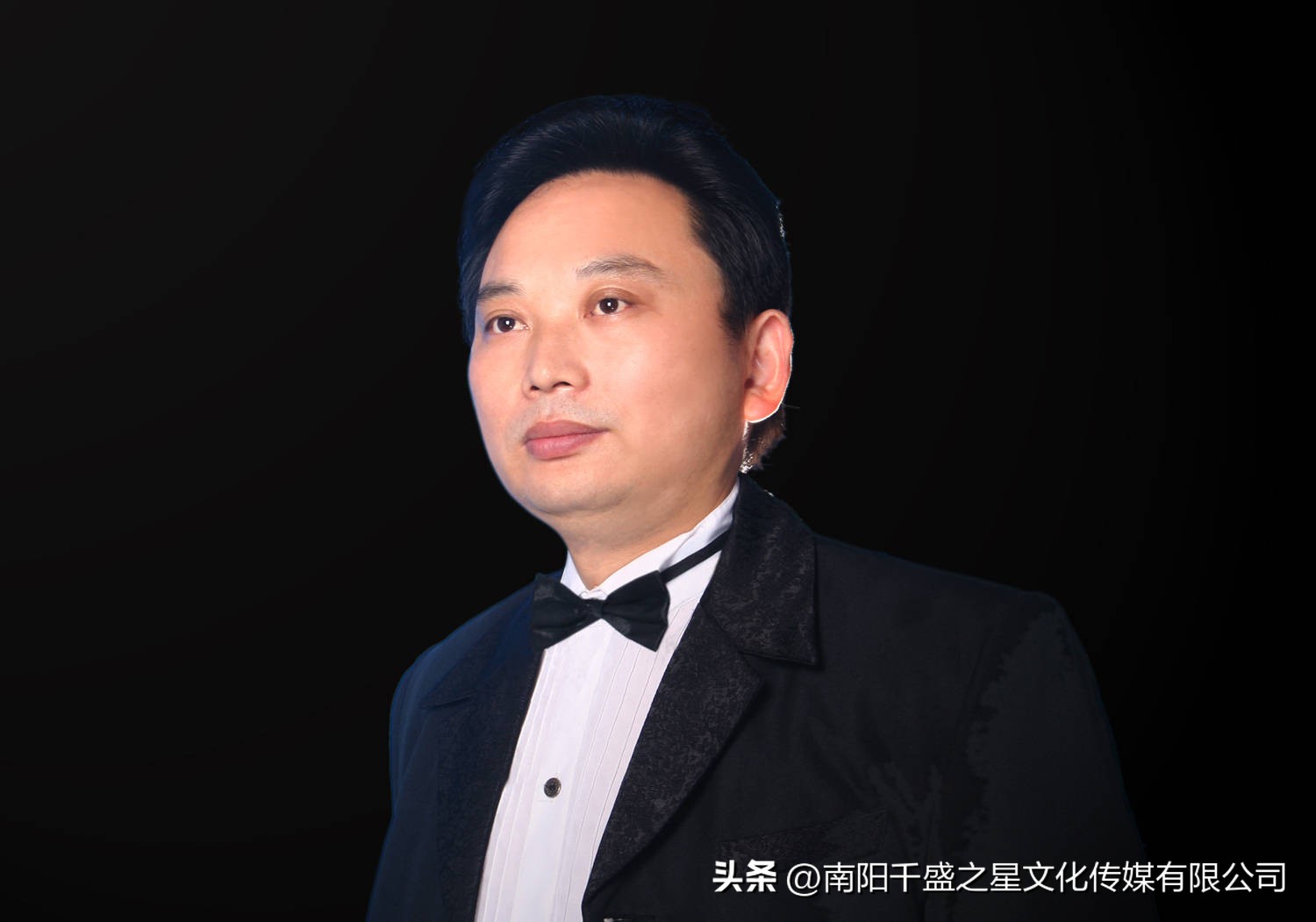 周鹏国家队队长,周鹏青年歌唱家