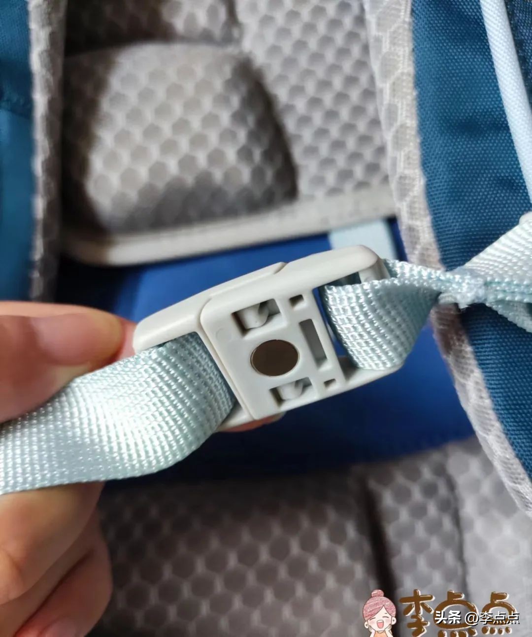 给小孩买奥特曼书包,给孩子们买奥特曼