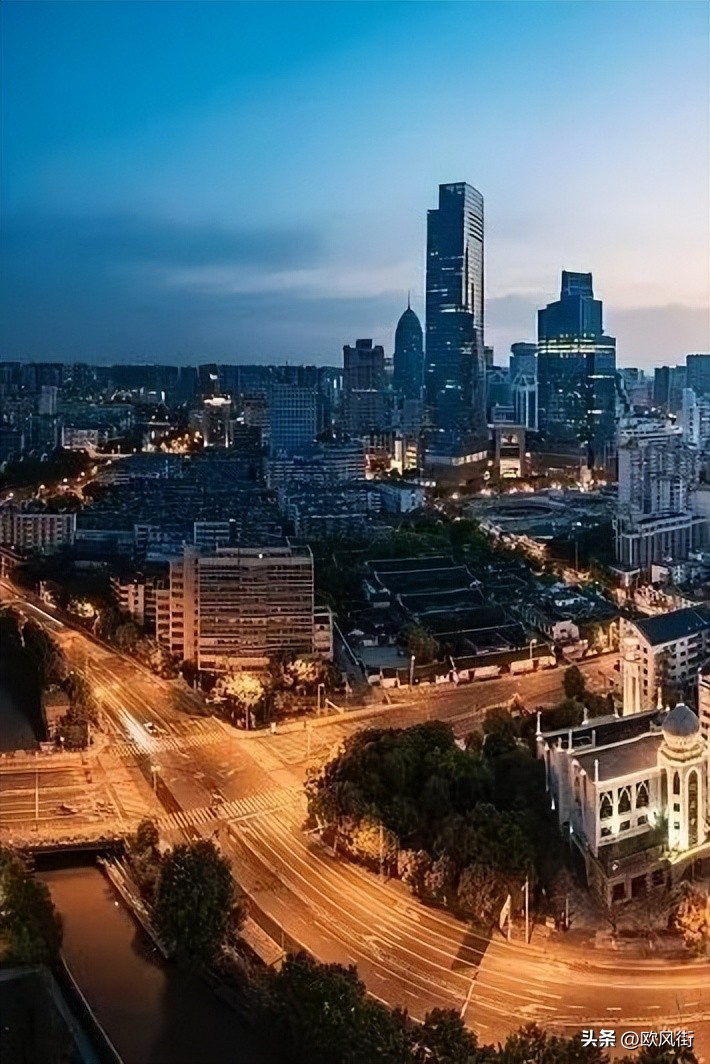 敢向潮头立解说,敢向潮头立是什么意思