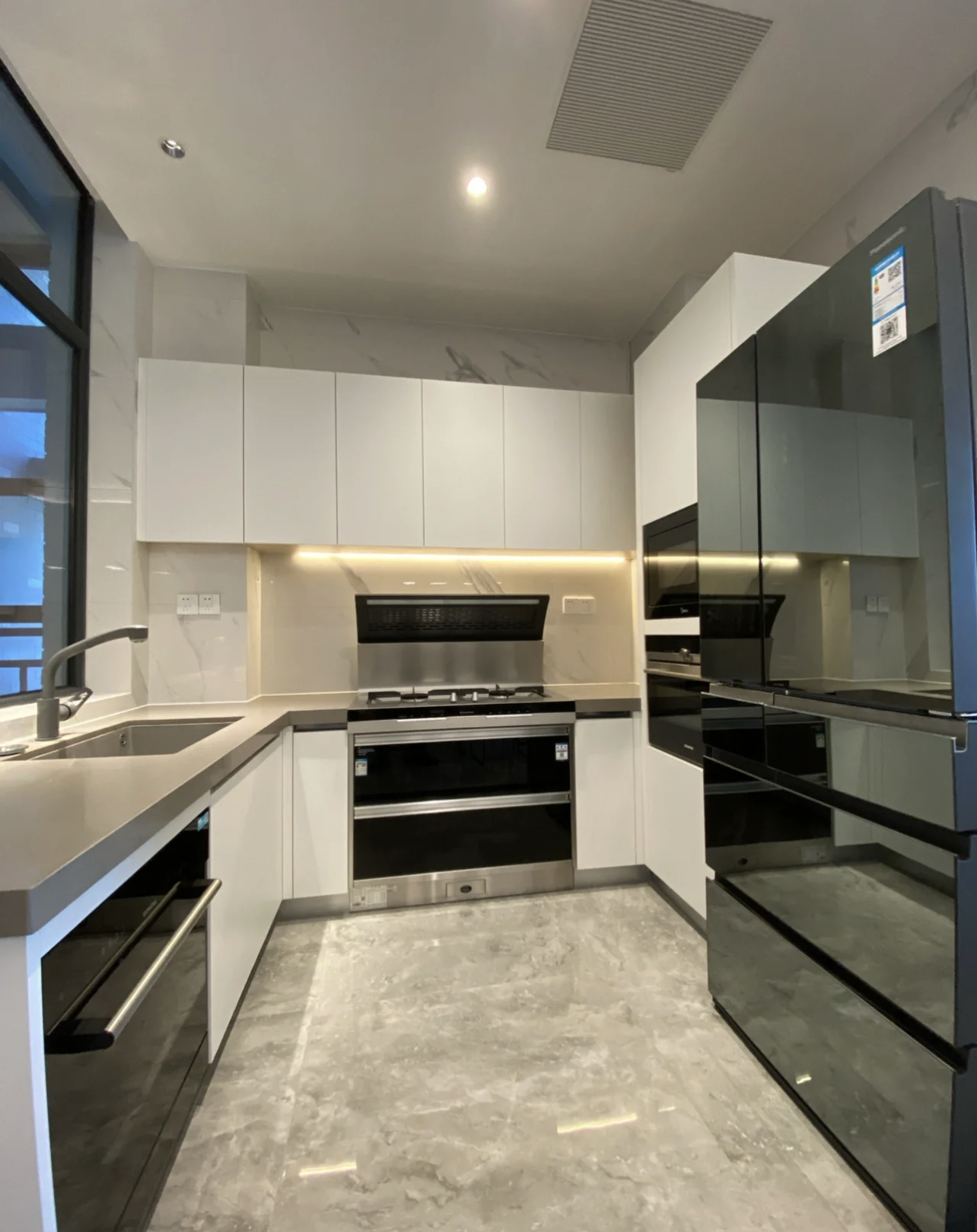 橱柜不做背板怎么处理,橱柜不做下沿注意事项