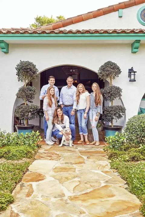 四个孩子、八匹马、八十多只鸡，漫步在一个家里：快乐的蓝狮农场