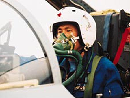 万米高空突然没油，中国试飞员放弃跳伞求生，8分钟避免上亿损失