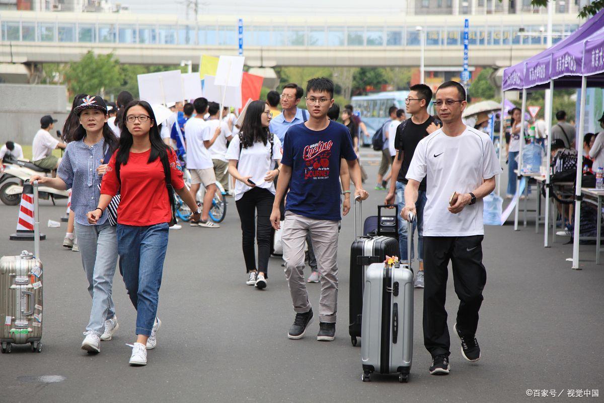 毕业生离校生活用品堆积成山，学弟学妹宿舍“寻宝”，网友：浪费