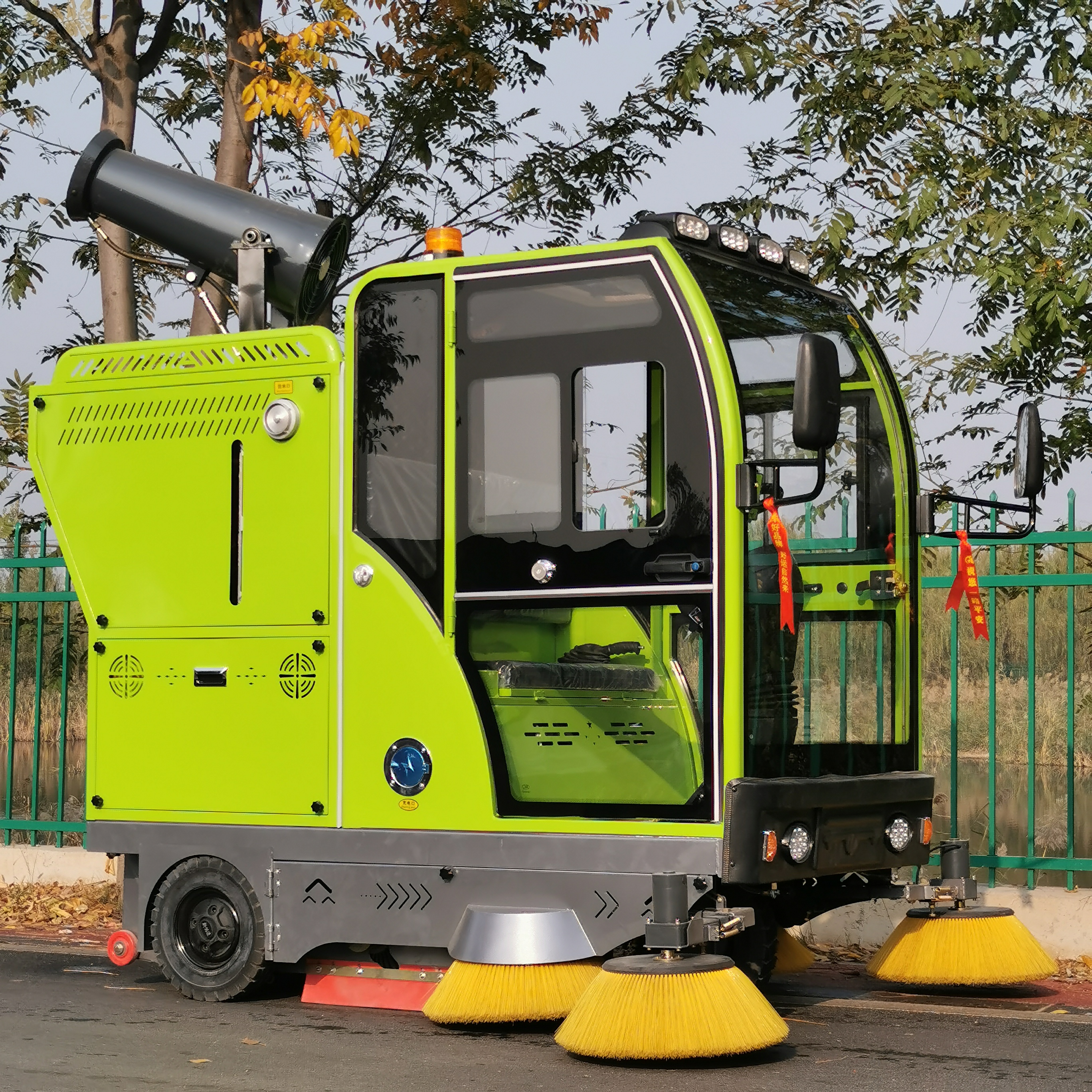 驾驶式扫地机清扫效果,驾驶式扫地机多功能