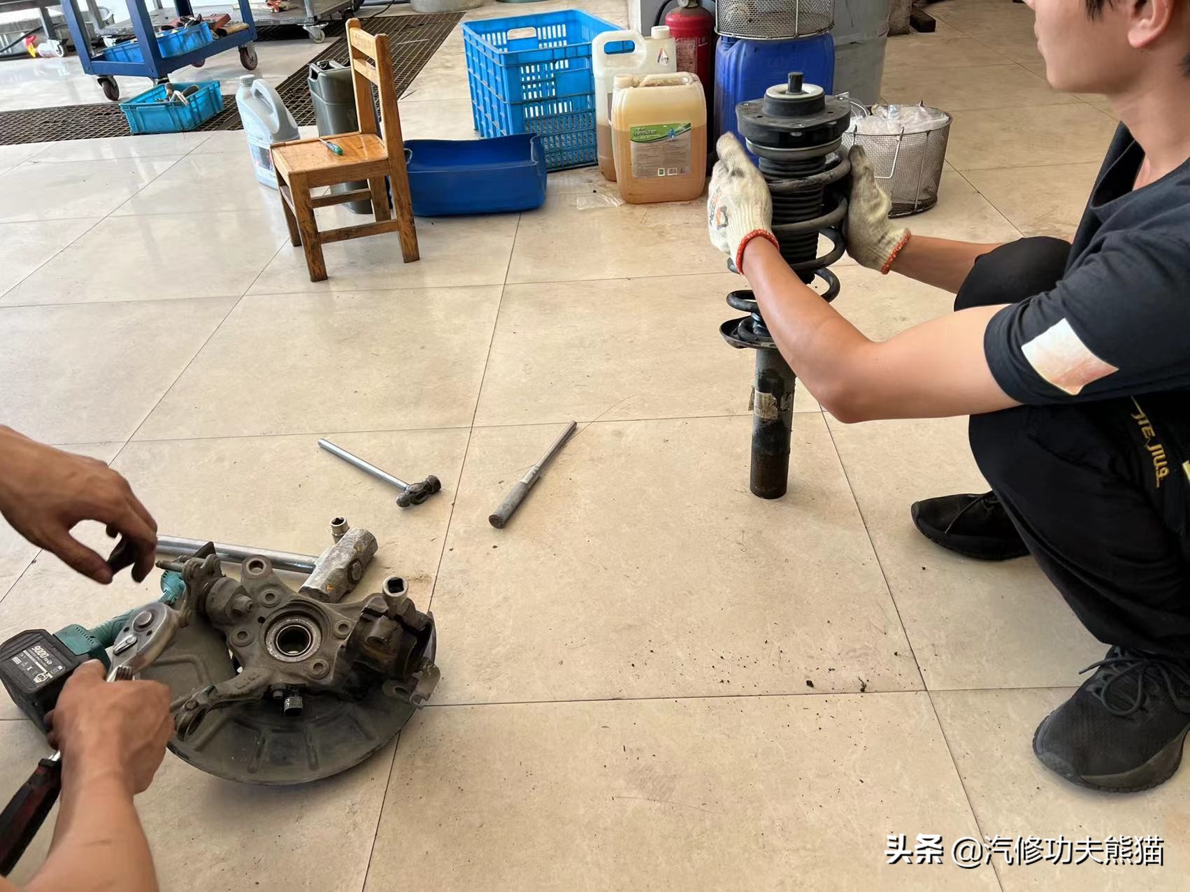 严谨的德国工人钣金修复,严谨的德国师傅修复事故车