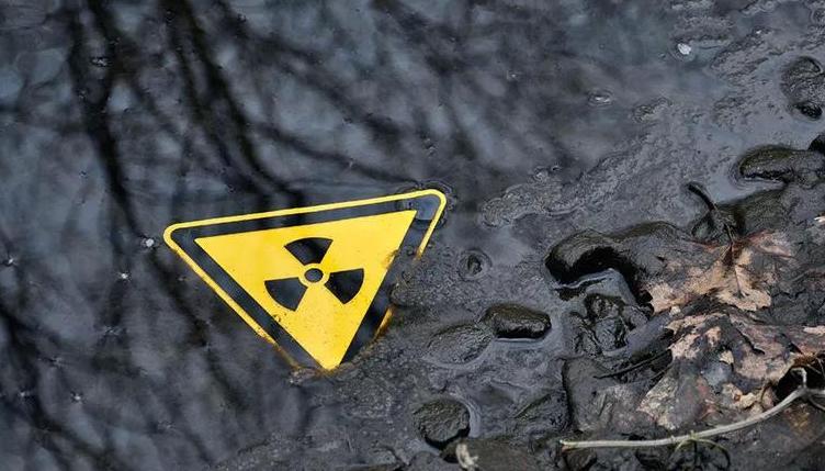 西方媒体集体沉默！日本核污水排海，加拿大大火，2024将面临什么