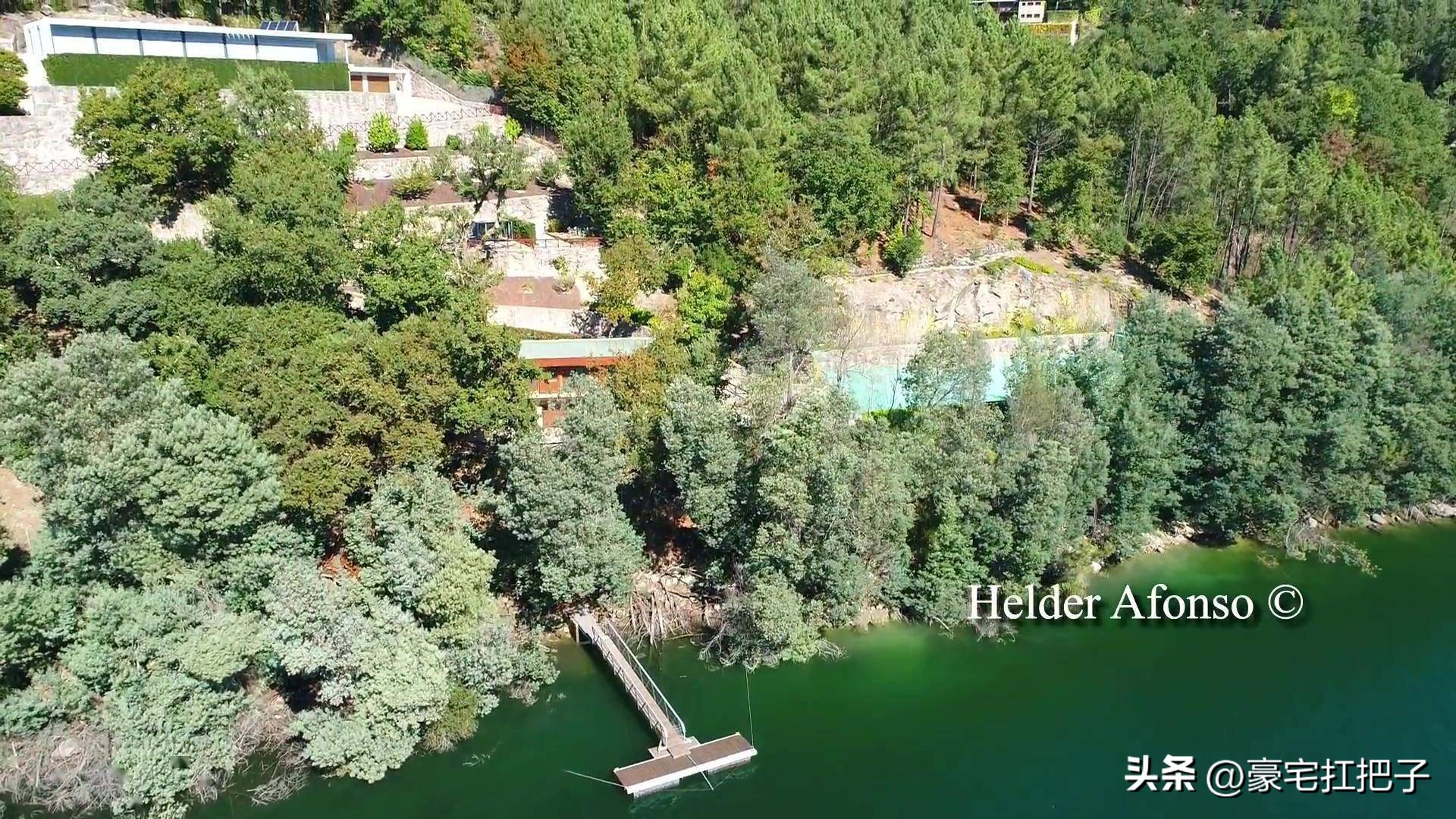 C罗9套豪宅曝光，女友花半小时才走到客厅，车库有超20辆顶级跑车