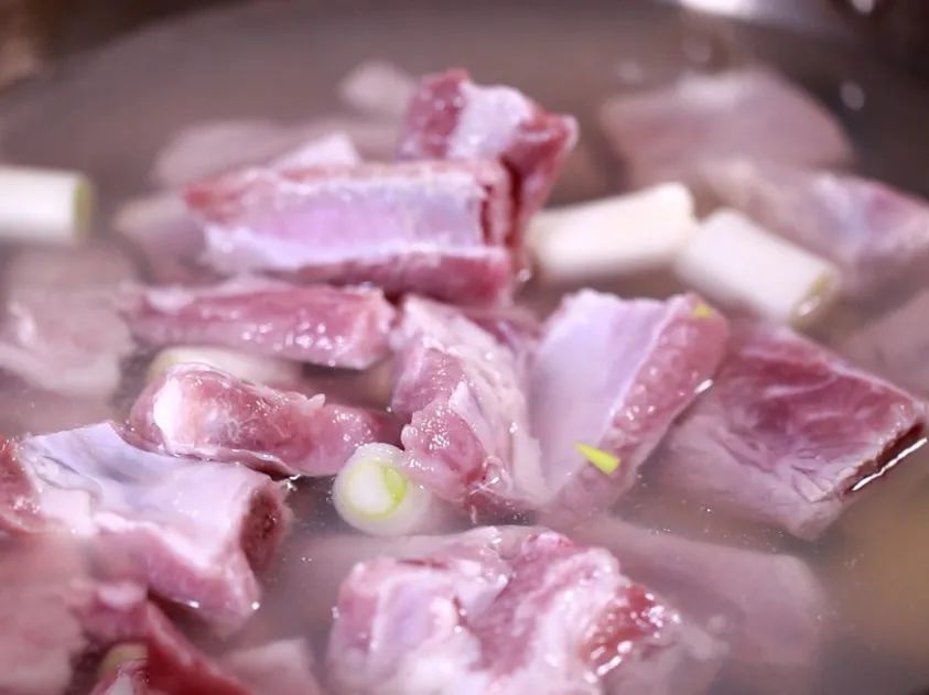 焯水是凉水下还是沸水下,炖鹅焯水用冷水还是热水