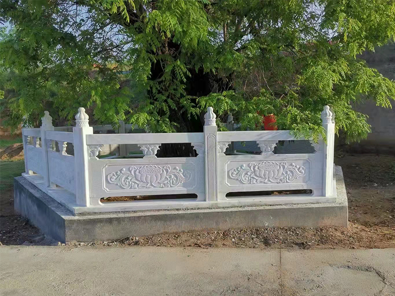 花岗岩和大理石汉白玉的成品对比,石材栏杆跟铁艺栏杆哪个贵