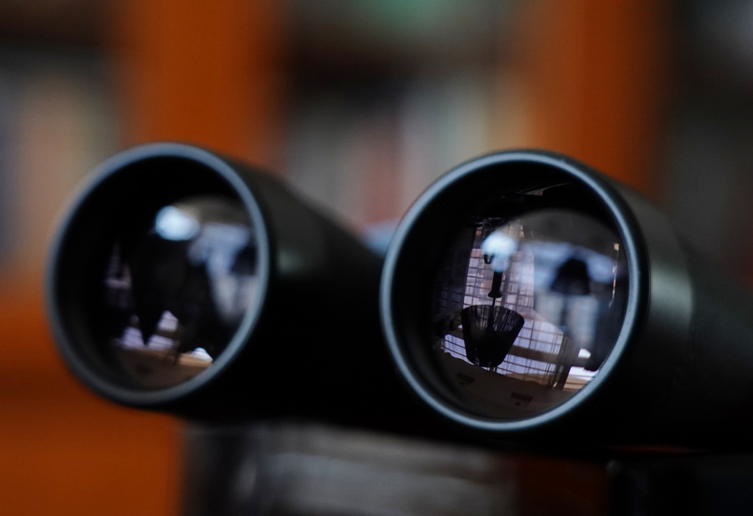 一树梨花压海棠：是*用军**望远镜好？还是名牌望远镜好？