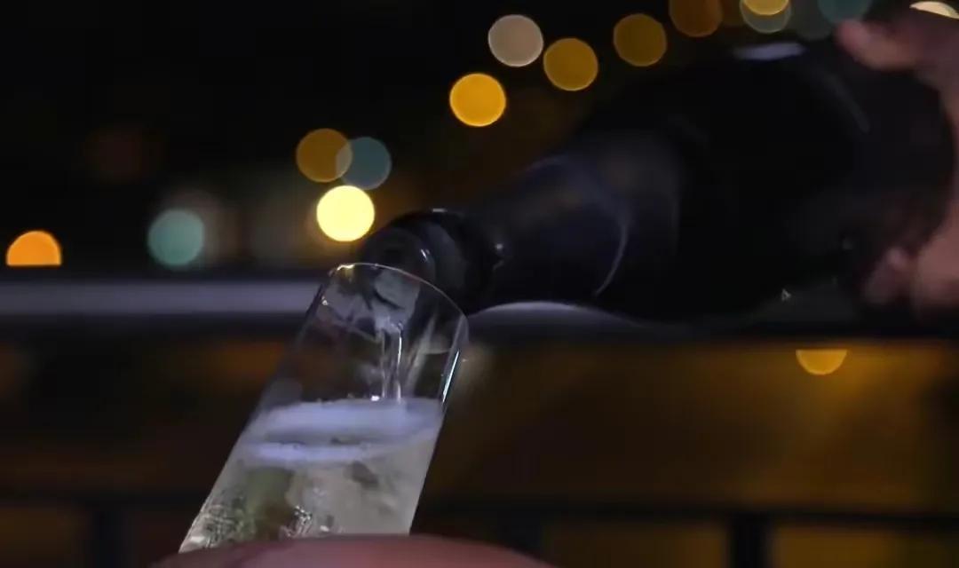 非洲“神医”，把柠檬汁兑汽油当药卖，100元一瓶一年狂赚几千万