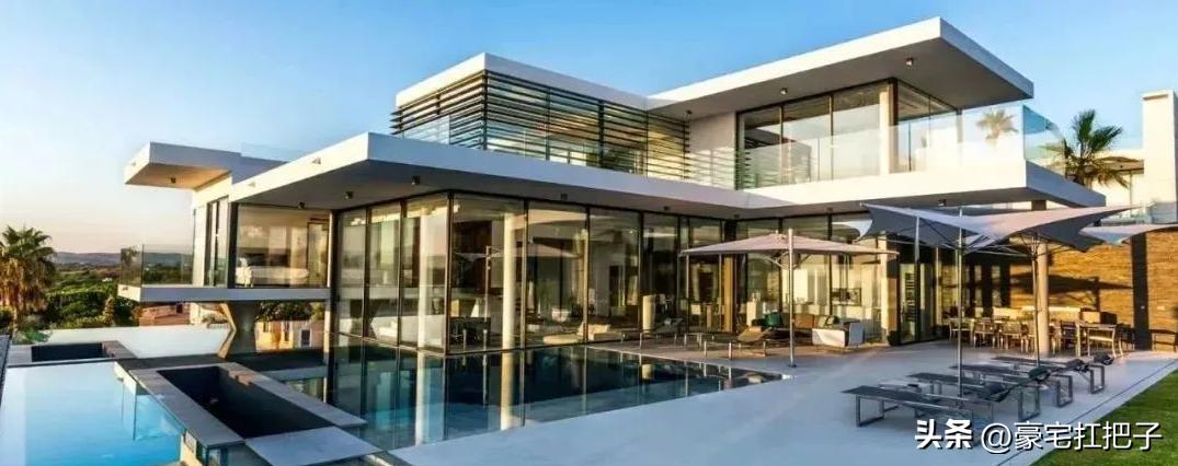 C罗9套豪宅曝光，女友花半小时才走到客厅，车库有超20辆顶级跑车