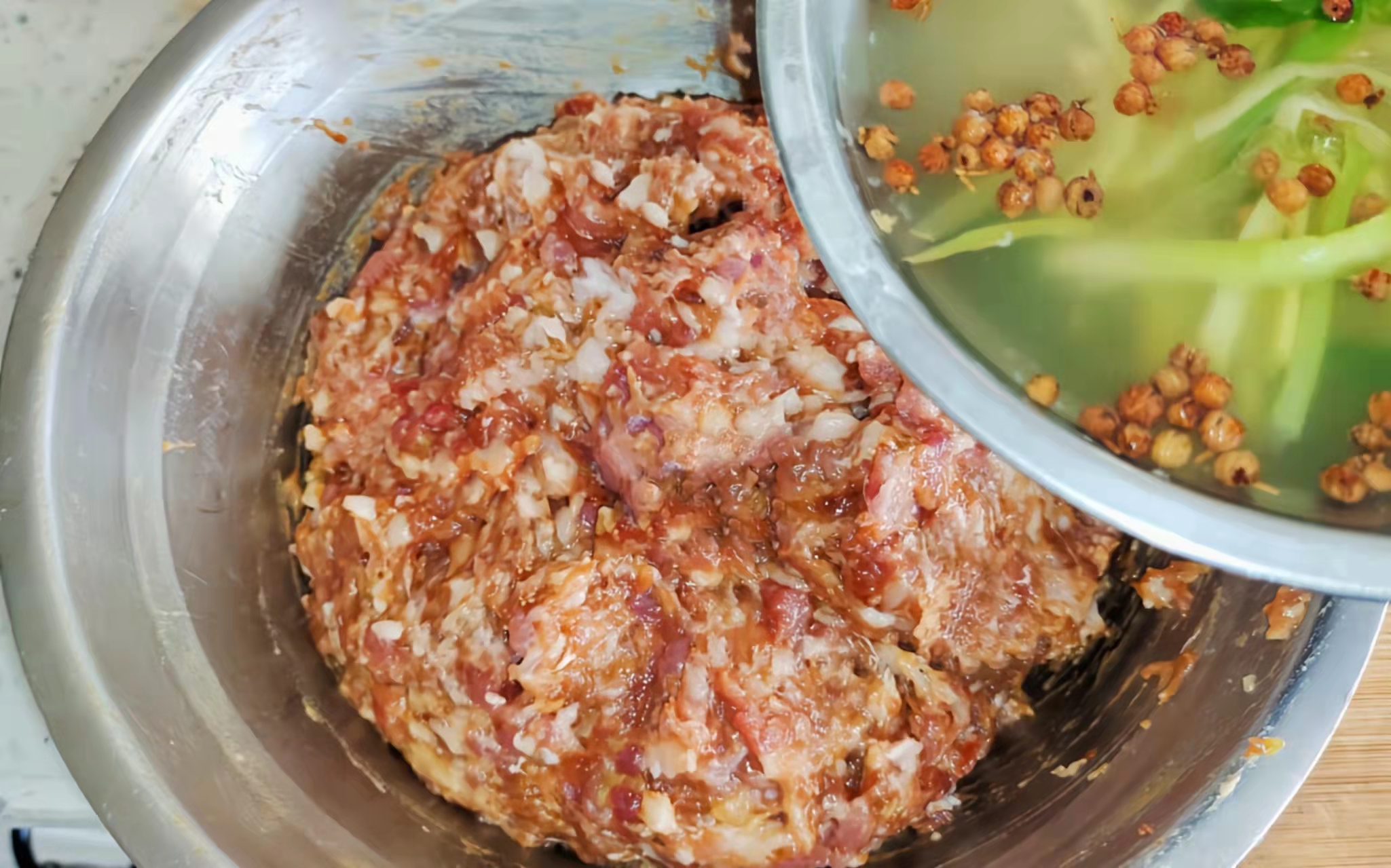 调肉馅不加水可以吗,正确调肉馅不柴的做法