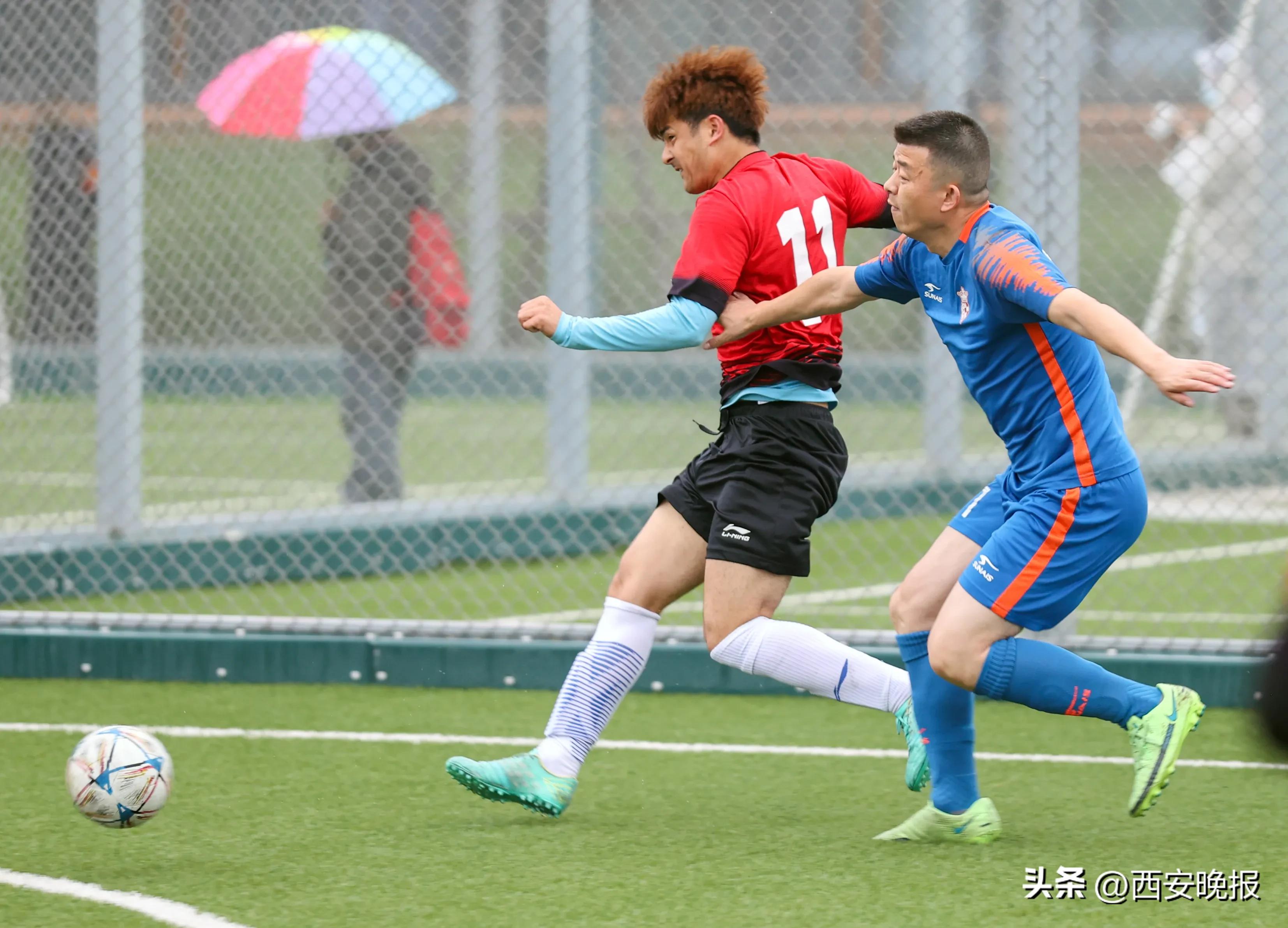 雨中足球比赛,西安社区篮球赛直播